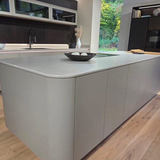 15 cm brede ronde gelakte panelen. 