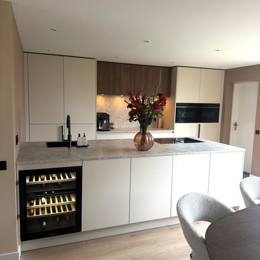 Keuken in Caratbeige antifinger print met Taj Mahal werkblad